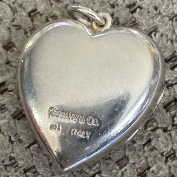 Tiffanyy & Co Heart Locket Pendant. Dust bag included. - Picture 3 of 9